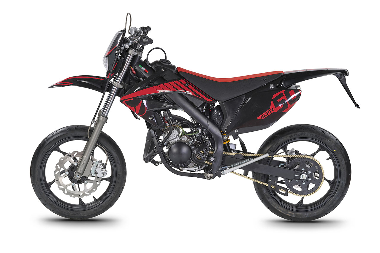 SKATE 50 - Black - Red